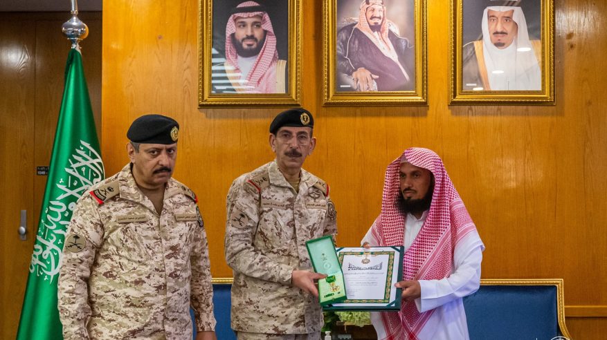تسليم وسام الملك عبدالعزيز لشقيق الشهيد عبيدالله الحربي