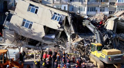 وفاة 284 وإصابة 2323 في زلزال تركيا المدمر