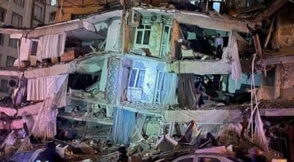 لحظات انهيار مبانٍ وأحياء بأكملها في تركيا