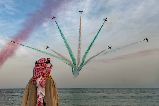 الصقور السعودية تزين سماء الجبيل احتفاءً بيوم التأسيس