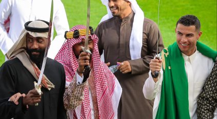 رونالدو يشارك في أداء العرضة بالزي السعودي
