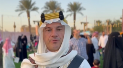 ألماني يرتدي الزي السعودي التراثي احتفاءً بيوم التأسيس