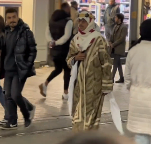 سعودي يحتفل بيوم التأسيس في شوارع تركيا بطريقته الخاصة