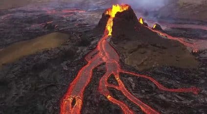 اليابان تحذر مواطنيها من ثوران بركان ساكوراجيما