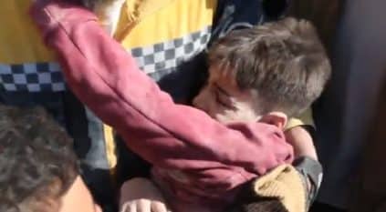 طفل سوري من تحت الأنقاض: بدي أطلع
