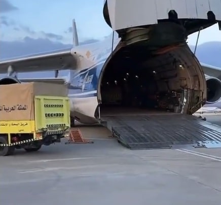أكبر طائرة شحن في العالم تحمل المساعدات السعودية لمتضرري زلزال سوريا وتركيا