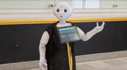 روبوت بـ 11 لغة لاستقبال زوار مجمع الملك عبدالعزيز لكسوة الكعبة