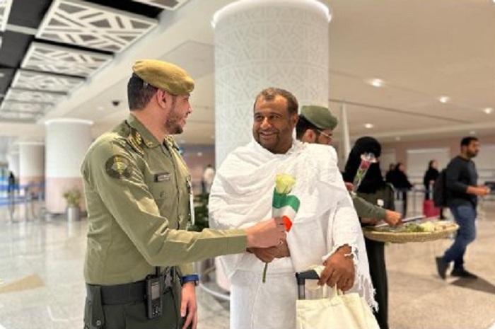 الجوازات تحتفي باليوم الوطني الكويتي بالأعلام والهدايا التذكارية