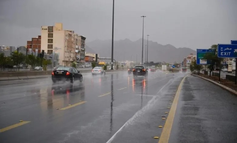 المدني: أمطار غزيرة بـ 4 مناطق حتى الـ 9 مساءً
