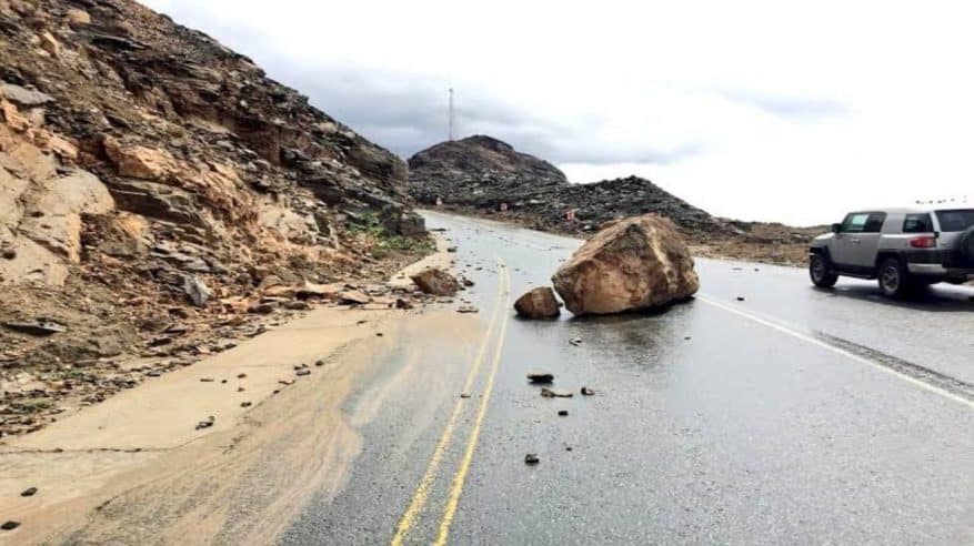 إغلاق طريق عقبة البوا في أضم بسبب انهيار الصخور