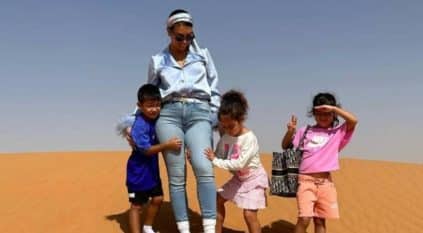 جورجينا مع أطفالها في صحراء المملكة: يوم رائع
