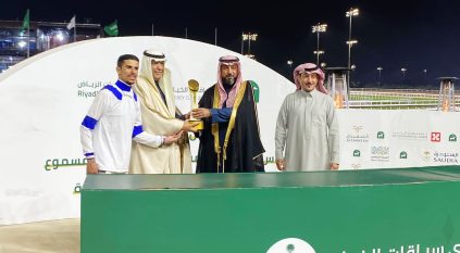 نائب رئيس هيئة الإذاعة والتلفزيون يتوج الفائز بكأس الفروسية