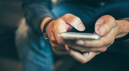 البالغون يتفقدون هواتفهم كل 10 دقائق