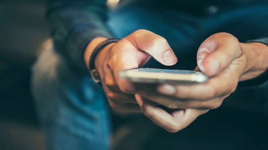 البالغون يتفقدون هواتفهم كل 10 دقائق