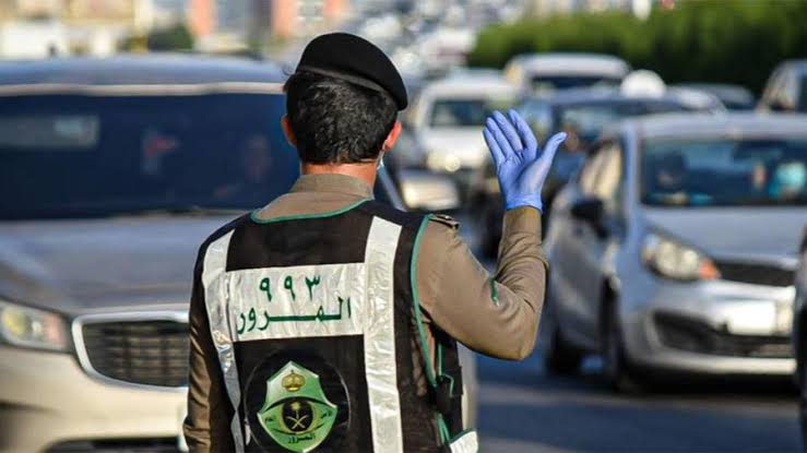 ضبط قائد مركبة بدون لوحات رفض التوقف للدوريات الأمنية بالرياض