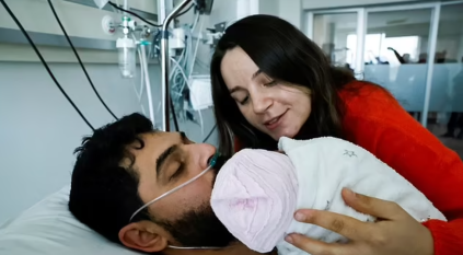 أب تركي يحتضن مولودته لأول مرة بعد 11 يومًا تحت الأنقاض
