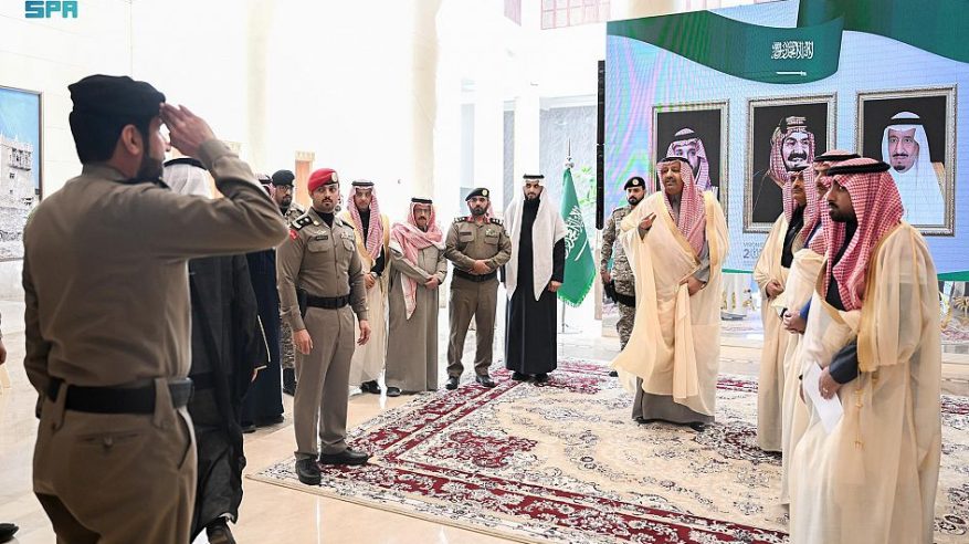 أمير الباحة يستقبل المعزين في وفاة أخيه عبدالإله