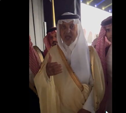 ردة فعل خالد الفيصل بعدما رأى فتاة تحاول تصويره