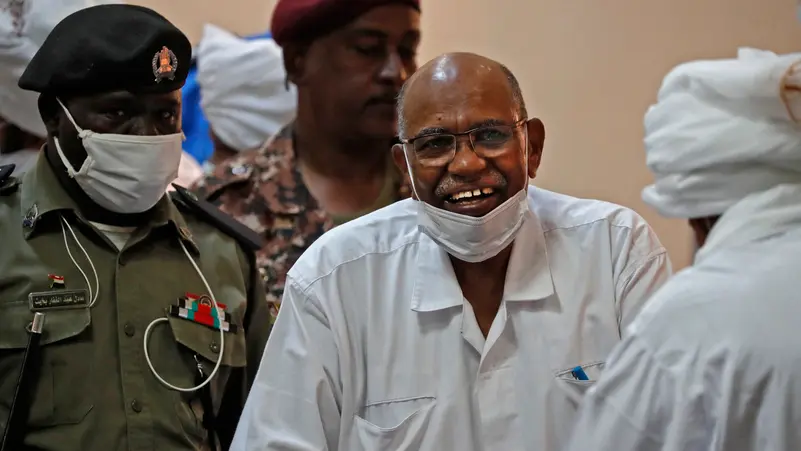 أنباء عن نقل الرئيس السوداني السابق عمر البشير للعناية المركزة 