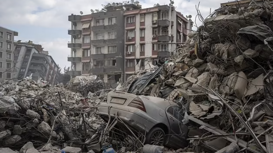 رد فعل عفوي لسيدة تركية داخل مستشفى هاتاي لحظة الزلزال