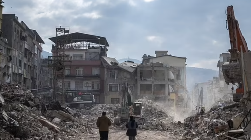 لبنانيون يهرعون للشوارع خشية انهيار المباني