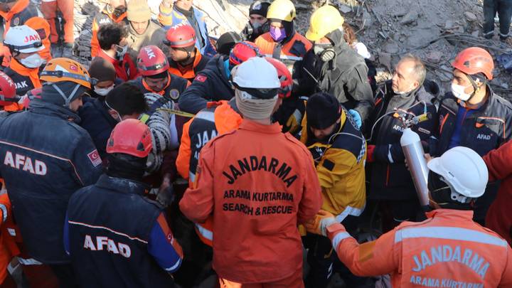 إنقاذ 12 شخصًا في تركيا بعد 222 ساعة تحت الأنقاض