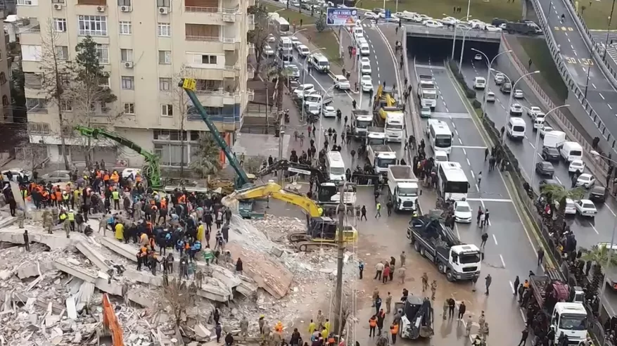 فيديو جديد يوثق اهتزاز الأرض والسيارات أثناء زلزال تركيا