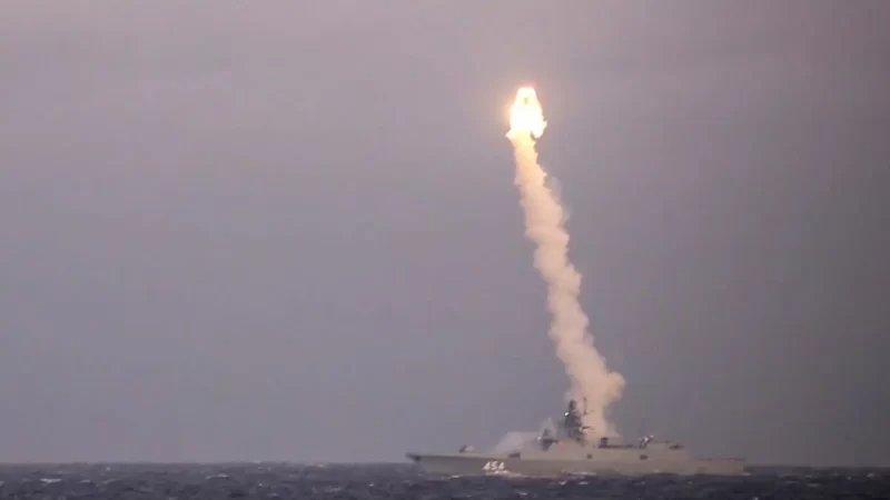 بوتين يطلق صاروخ زيركون النووي الأسرع من الصوت 