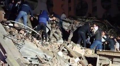 لحظة انهيار عدة مبان في هاتاي بتركيا جراء الزلزال الأخير