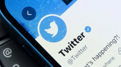 تويتر تزيل العلامة الزرقاء المجانية من حسابات المستخدمين