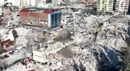 لقطات مروعة من داخل منزل دمره الزلزال في تركيا
