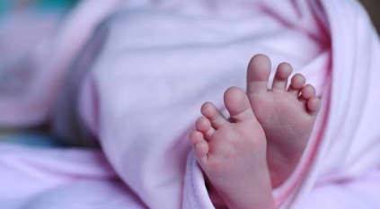 ولادة طفل بـ 3 أذرع بالهند