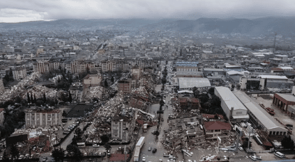 10 آلاف شخص قد يتجمدون حتى الموت تحت أنقاض زلزال تركيا