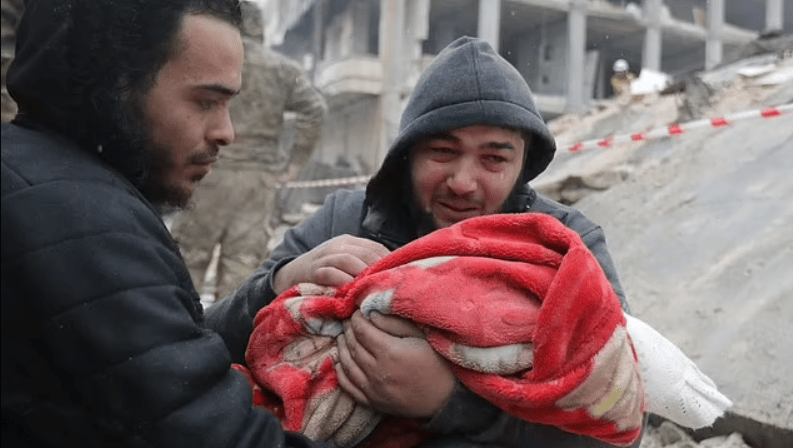 لحظة إنقاذ عائلة من 5 أشخاص أسفل منزل منهار بتركيا