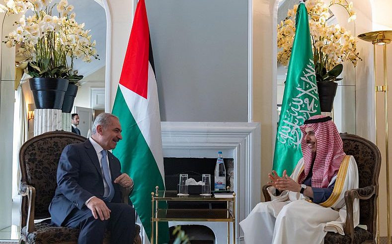 وزير الخارجية يبحث مع رئيس الوزراء الفلسطيني مستجدات القضايا الدولية