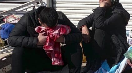 شاب تركي يبكي بحرقة منتظرًا خروج عروسه من تحت الأنقاض