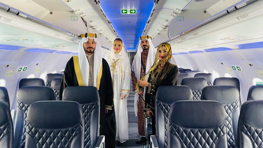 طاقم الملاحة لطيران ناس يرتدي الزي التراثي على متن رحلاته