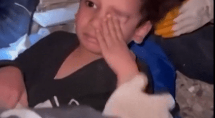 طفل تركي ظل نائمًا تحت الأنقاض ولم يعلم بالزلزال حتى أيقظه المنقذون