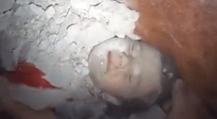 لقطات لإنقاذ رضيع سوري من تحت الأنقاض بعد حمايته بجسد والدته