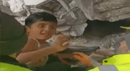 طفل نجا من الزلزال المدمر: شخص يلبس الأبيض كان يطعمني ويسقيني