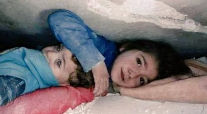 طفلة سورية تستغيث تحت الأنقاض : طلعني عمو وبصير عندك خدامة