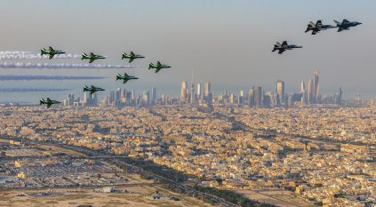تشكيلات جوية رائعة لفريق الصقور السعودية بسماء الكويت