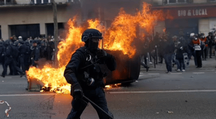 فرنسا تحترق مع اندلاع اشتباكات بين الشرطة والمتظاهرين 