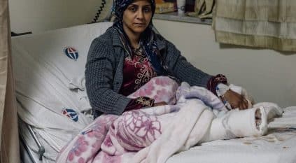 إخفاء موت الأبناء وقصص مفجعة لضحايا زلزال تركيا