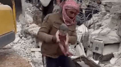 مشهد مذهل.. سورية تلد تحت أنقاض الزلزال وتفارق الحياة مع عائلتها