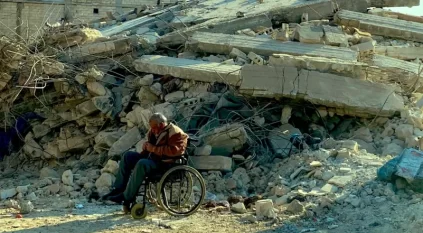 مشهد مؤلم .. سوري ينتظر يوميًا فوق الركام أملًا في عودة أهله
