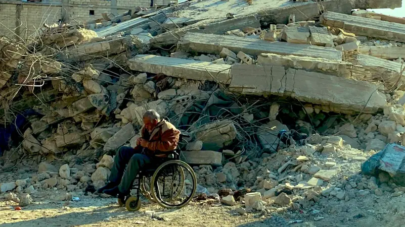 مشهد مؤلم .. سوري ينتظر يوميًا فوق الركام أملًا في عودة أهله