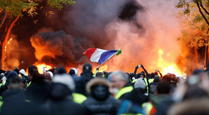مظاهرات فرنسا تتخطى مليون متظاهر وتصيب الحياة بالشلل