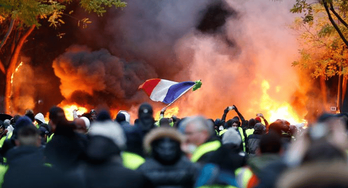 مظاهرات فرنسا تتخطى مليون متظاهر وتصيب الحياة بالشلل