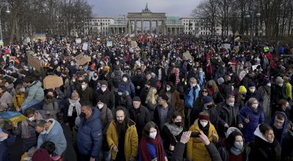 آلاف المتظاهرين في ألمانيا يطالبون بإغلاق القاعدة الأمريكية